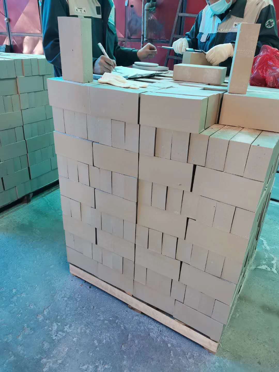 65厚耐酸磚今年處于一直是缺貨狀態(tài)，而且價(jià)格高，那么為什么會(huì)出現(xiàn)這種情況